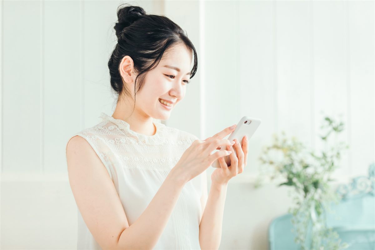 スマホを見るスタッフ