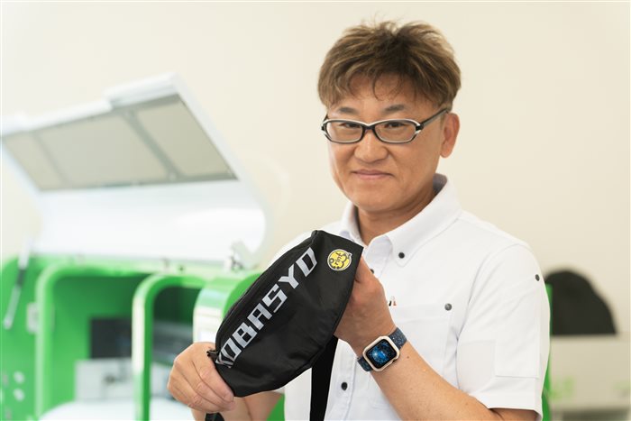 仕上がったプリントウェアを確認する代表